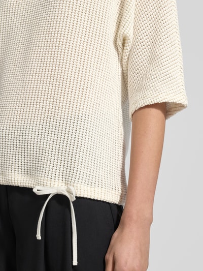 Frauenmodel trägt T-Shirt mit Strukturmuster und Tunnelzug von Betty Barclay aus Baumwoll-Mix mit Stretch-Anteil, Relaxed Fit, Nahaufnahme Oberkörper.