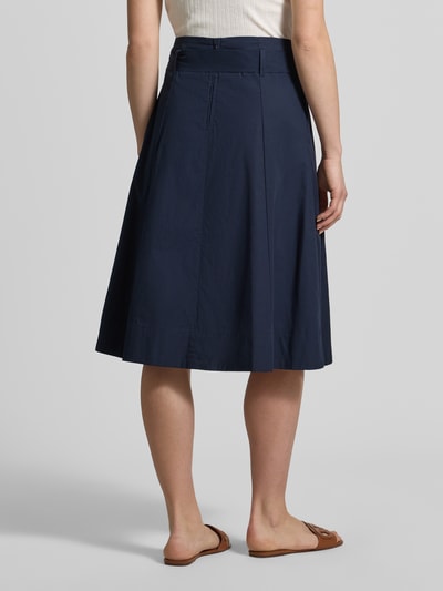 Frauenmodel trägt Regular Fit Midirock in Falten-Optik von Christian Berg Woman aus Reine Baumwolle, dunkelblau, Rückansicht Ganzkörperansicht.