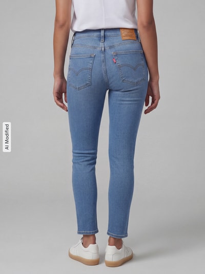 Kobiece modelka nosi niebieskie jeansy Skinny Fit Jeans aus Baumwoll-Mix Modell '721®' von Levi's® 300, gładka tekstura, Ganzkörperansicht Rückansicht, KI-modifiziertes Bild.