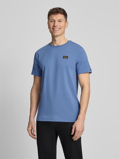 Männermodel trägt T-Shirt mit Label-Details und Rundhalsausschnitt von PME Legend aus Baumwoll-Elasthan-Mix, Regular-Fit, Ganzkörperansicht von vorne. Rückenlänge bei Größe M: 70 cm.