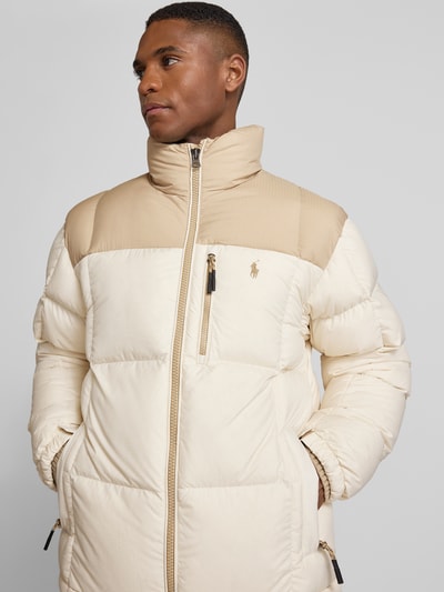 Męski model nosi Kurtka puchowa Regular Fit z zamkiem błyskawicznym dwustronnym Model 'GORHAM' od Polo Ralph Lauren, efekt: jednolity kolor, dwukolorowy, stójka, wyhaftowane logo, długi rękaw, elastyczne wykończenie rękawów z regulacją na rzep, tunel na dole, kieszeń na piersi, boczne kieszenie na zamek, tekstura pikowana. Nahaufnahme górnej części ciała.
