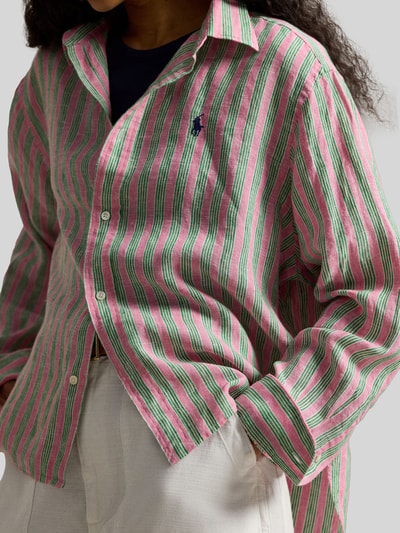 Vrouwenmodel draagt Boxy Fit Hemdbluse aus reinem Leinen van Polo Ralph Lauren met gestreept allover-motief, logo-stiksel, puur linnen, detailopname bovenlichaam.