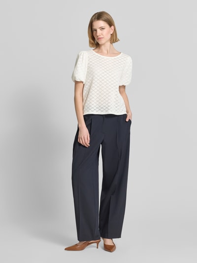 Frauenmodel trägt Strickshirt mit Puffärmeln von More & More in Weiß, Baumwoll-Mix, Regular Fit, Rundhalsausschnitt, Ganzkörperansicht von vorne.