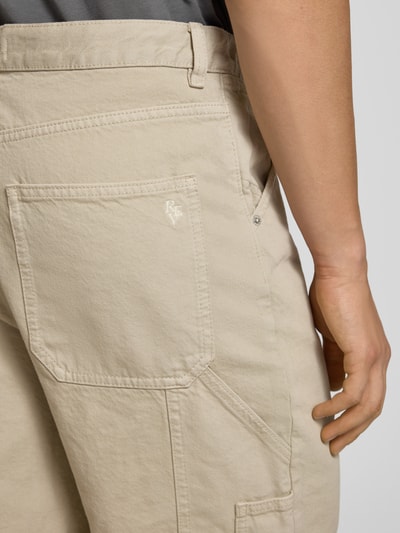 Männermodel trägt Bermudas mit seitlichen Eingrifftaschen von REVIEW aus reiner Baumwolle, Straight Fit, Detailaufnahme Rückansicht.