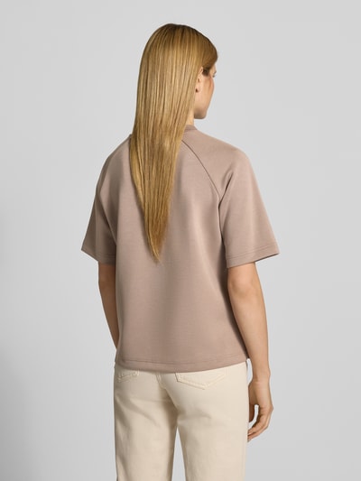 Frauenmodel trägt Regular Fit Pyjama-Oberteil mit Raglanärmeln von Marc O'Polo, Optik: Unifarben, Kurzarm, mit Seitenschlitzen, Ganzkörperansicht Rückansicht.