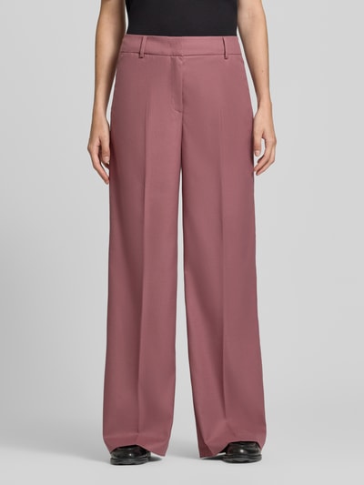 Kobiece modelka nosi spodnie Wide Fit Hose mit Viskose-Anteil von Christian Berg Woman Selection, elastyczna mieszanka materiałów z dodatkiem wiskozy, kanty, zapięcie na haftkę i zamek błyskawiczny, szerokość w rozmiarze 36: 46 cm, długość wewnętrzna nogawki w rozmiarze 36: 85 cm, widok całej sylwetki z przodu.