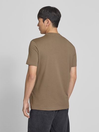Männermodel trägt Regular Fit T-Shirt aus Baumwoll-Mix Modell 'TEE' von BOSS Green, Optik: Unifarben, Ganzkörperansicht Rückansicht.