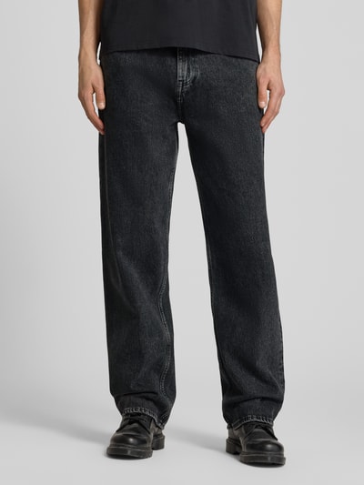 Mężczyzna nosi jeansy z wpuszczanymi kieszeniami Jeans mit Eingrifftaschen Modell 'MATRIX' od Edwin, bawełna, krój relaxed fit, Szerokość w rozmiarze 32/32: 44 cm, długość wewnętrzna nogawki: 84 cm, ciemnoszary, Ganzkörperansicht von vorne.