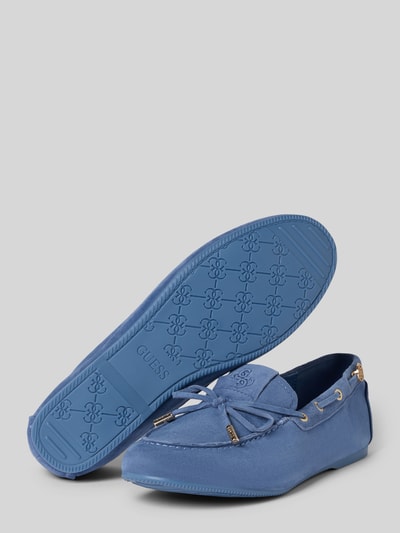 Productfoto, Loafer uit echt leer model 'Aisha' van Guess in blauw met afgeronde pasvorm, sierstrik, logoprint en gladde zool.