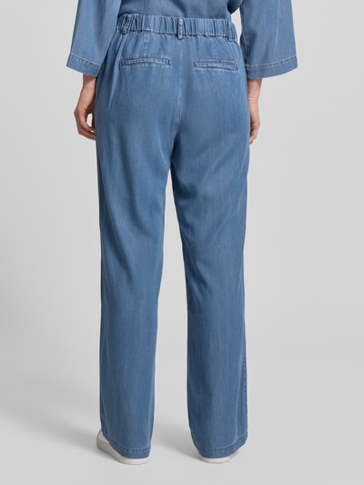 Vrouwenmodel draagt Straight Fit broek uit lyocellmix met viscose van MOS MOSH, model 'Bai Lich', bandwijdte 39 cm, binnenbeenlengte 79 cm, lichtblauw, rechte pijpen, model met knoop- en ritssluiting, mix van lyocell en viscose, rugaanzicht, geheel lichaam.