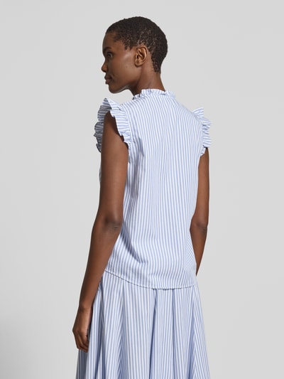 Frauenmodel trägt Regular Fit Bluse mit Stehkragen und Rüschen von Gant aus reiner Baumwolle, Rückenlänge 60 cm bei Größe 36, Ganzkörperansicht Rückansicht.