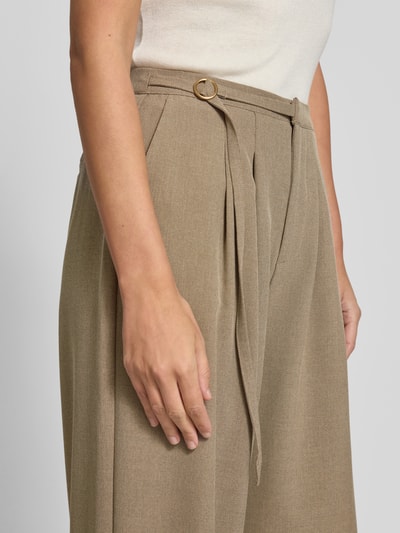 Frauenmodel trägt Wide Fit Hose mit Gürtel Modell 'CASO' von YAS, Material-Mix mit Viskose-Anteil, Falten, Nahaufnahme Oberkörper.