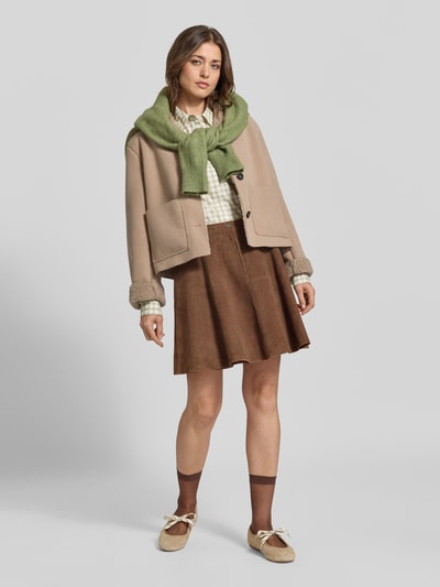Frauenmodel trägt Relaxed Fit Hemdbluse aus Baumwoll-Mix von Samsøe Samsøe, beige-grün kariert, elastisch, langärmelig, Ganzkörperansicht von vorne.