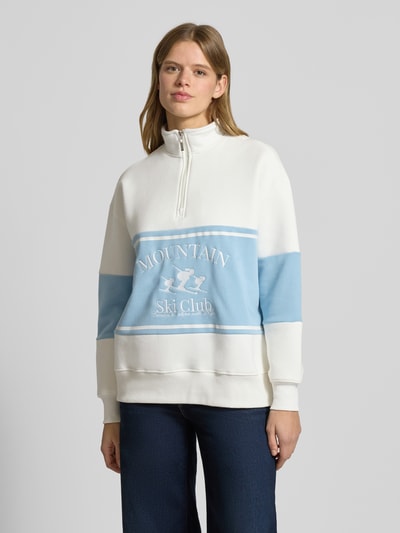 Vrouwenmodel draagt Sweatshirt met rits model 'Cosette' van LeGer by Lena Gercke, katoenmix, relaxed fit, wit en lichtblauw, vooraanzicht van het hele lichaam.