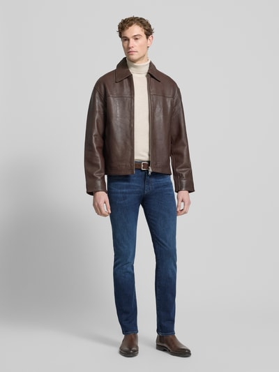 Männermodel trägt Jeans mit Eingrifftaschen von Emporio Armani, Baumwoll-Elasthan-Mix, Slim Fit, dunkelblau, Ganzkörperansicht von vorne