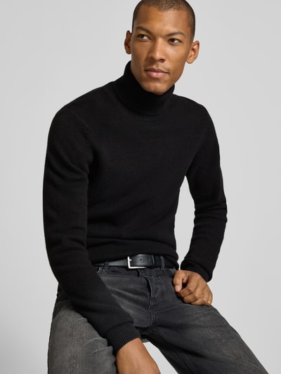 Männermodel trägt Slim Fit Rollkragenpullover aus Woll-Mix Modell 'Karl' von Casual Friday, schwarz, gerippte Details, Nahaufnahme Oberkörper.