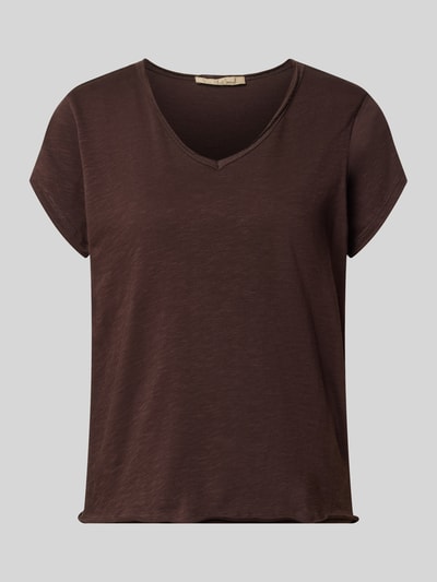 Produktfoto, T-Shirt mit Rollsaum und V-Ausschnitt von Smith and Soul aus Reine Baumwolle im Regular-Fit, Rückenlänge 63 cm in Größe S, braune Farbe, glatte Baumwollstruktur