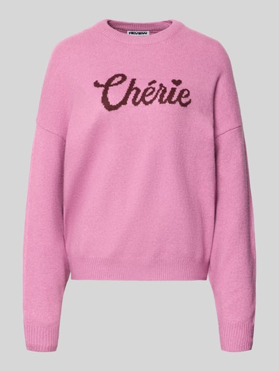 Produktfoto, Regular Fit Pullover in Strick-Optik von REVIEW in Rosa mit Schriftzug, Material-Mix mit Stretch-Anteil, gerippte Abschlüsse