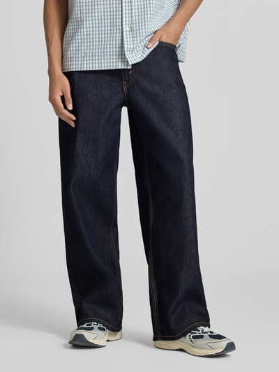 Männermodel trägt Wide Leg Baggy Jeans aus reiner Baumwolle Modell 'EXTRA BAGGY' von Levi's®, Herren Baggy Jeans, Dunkelblau, Ganzkörperansicht von vorne.