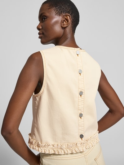 Frauenmodel trägt Regular Fit Top in Denim-Optik von BAUM & PFERDGARTEN aus elastischem Baumwoll-Mix mit Rüschenbesatz, Rückenlänge 42 cm, Nahaufnahme Rückansicht.