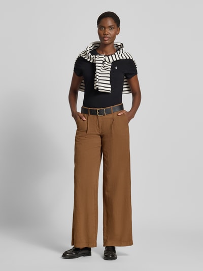Frauenmodel trägt Regular Fit T-Shirt aus reiner Baumwolle von Polo Ralph Lauren in Dunkelblau mit Streifenpullover, Ganzkörperansicht von vorne, Damen T-Shirt von Polo Ralph Lauren.