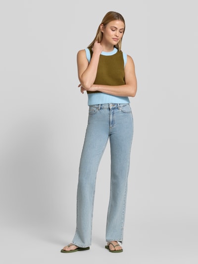Frauenmodel trägt Slim Fit Pollunder in Strick-Optik von Style Icon Collection aus Baumwoll-Mix, Rundhalsausschnitt in Oliv und Hellblau, Rückenlänge bei Größe S 48 cm, Ganzkörperansicht von vorne.