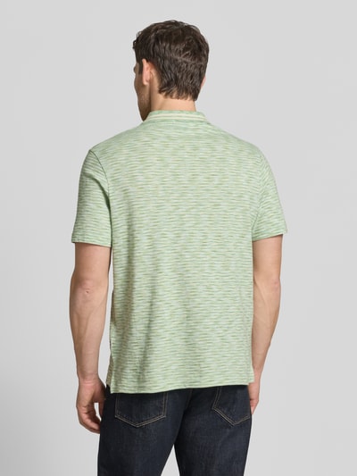 Männermodel trägt Regular Fit Poloshirt mit Polokragen von PAUL SMITH in Grün, Reine Baumwolle, Rückenlänge 70 cm, Ganzkörperansicht Rückansicht.