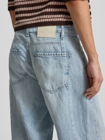 Männermodel trägt Wide Fit Jeans mit Leinen-Anteil Modell 'Oaklyn' von Cambio, mieszanka lnu i bawełny, 5 kieszeni, jasnoniebieski, detal z tyłu, zapięcie na guzik i zamek błyskawiczny, szerokość w rozmiarze 36: 40 cm, długość wewnętrzna nogawki w rozmiarze 36: 70 cm, detalaufnahme