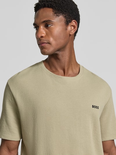 Männermodel trägt Regular Fit T-Shirt aus Baumwoll-Mix von BOSS, unifarben, Waffelstruktur, kurzarm, Rundhals, Nahaufnahme Oberkörper.