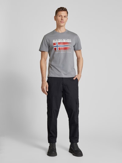 Napapijri T-Shirt mit Label- und Statement-Print Modell 'S-KREIS' Mittelgrau 1