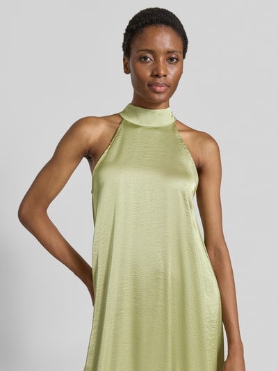 Frauenmodel trägt Maxikleid aus Satin mit Viskose-Anteil Modell 'Zuzeelani' von mbyM in Hellgrün, Relaxed Fit, Nahaufnahme Oberkörper.