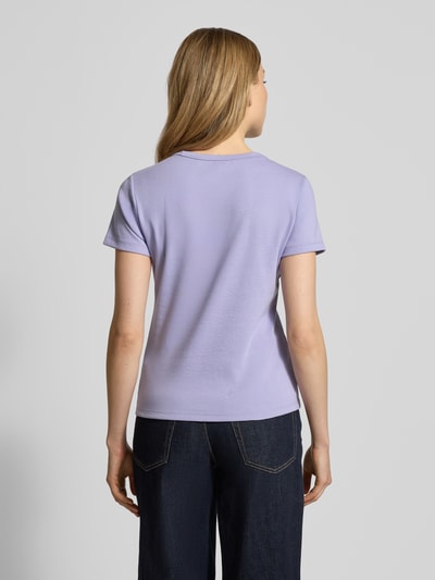 Vrouwenmodel draagt Slim Fit T-Shirt aus Baumwoll-Mix Modell 'DELORIS' van HUGO in uni lila met labeldetail, fijnrib, korte mouw, gemengde katoen, volledige rugaanzicht.