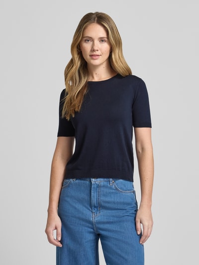 Frauenmodel trägt Slim Fit Strickpullover aus Seide-Baumwoll-Mix Modell 'GABARRA' von Weekend Max Mara, unifarben, Rundhals, Kurzarm, Stricktextur, Nahaufnahme Oberkörper.