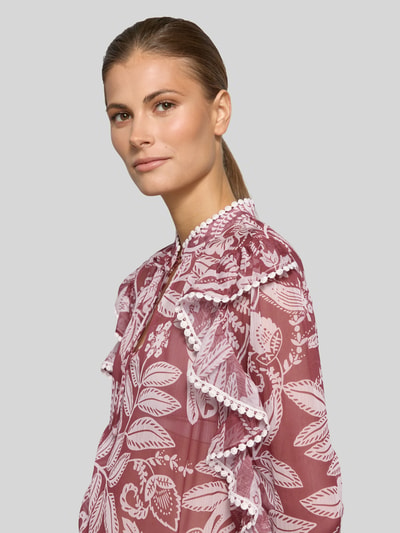 Frauenmodel trägt Bluse mit Rüschenärmeln und Schlüsselloch-Ausschnitt von Oui, florales Muster, transparente Textur, Nahaufnahme Oberkörper. Rückenlänge bei Größe 36: 60 cm, Ärmellänge bei Größe 36: 61 cm, Gerader-Schnitt, Schnürung am Ausschnitt, Rüschen.
