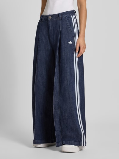 Vrouwenmodel draagt Loose Fit Jeans uit mix van katoen en modal van adidas Originals, donkerblauw met wit, driekwartaanzicht vooraan, dames loose fit jeans van adidas Originals