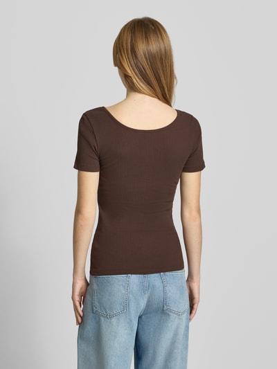 Frauenmodel trägt Slim Fit T-Shirt aus Baumwoll-Mix Modell 'KITTE' von Pieces, braun, feine Rippstruktur, Damen T-Shirt, Ganzkörperansicht Rückansicht.