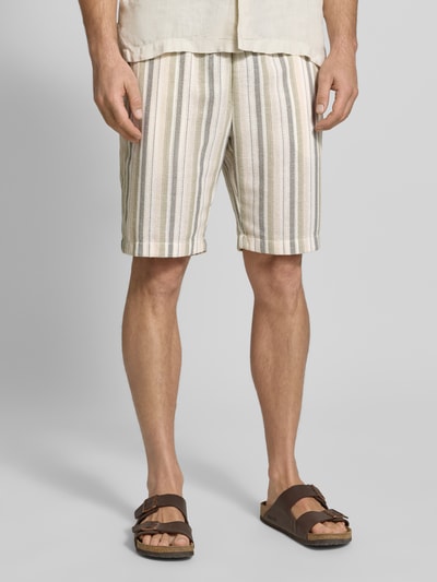 Männermodel trägt Shorts mit elastischem Bund und Eingrifftaschen von MCNEAL, gestreifter Material-Mix mit Baumwoll-Anteil, Regular-Fit, Ganzkörperansicht von vorne. Bundweite 46 cm, Innenbeinlänge 25 cm in Größe M.