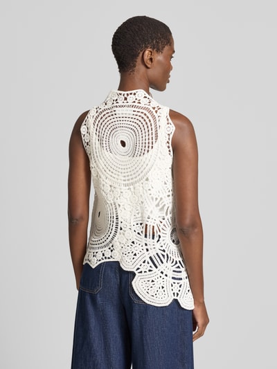 Frauenmodel trägt Stricktop aus Häkelspitze Modell 'CRYSTAL' von Copenhagen Muse aus Reine Baumwolle, Asymmetrischer-Look, Rückenlänge 70 cm, Ganzkörperansicht Rückansicht.