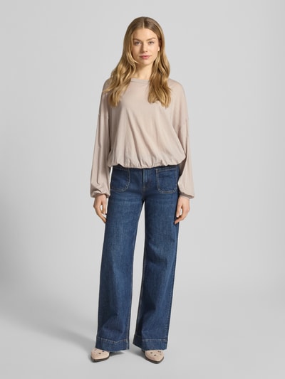 Frauenmodel trägt Relaxed Fit Longsleeve mit elastischen Abschlüssen Modell 'Laloom' von American Vintage, reine Baumwolle, Ganzkörperansicht von vorne.