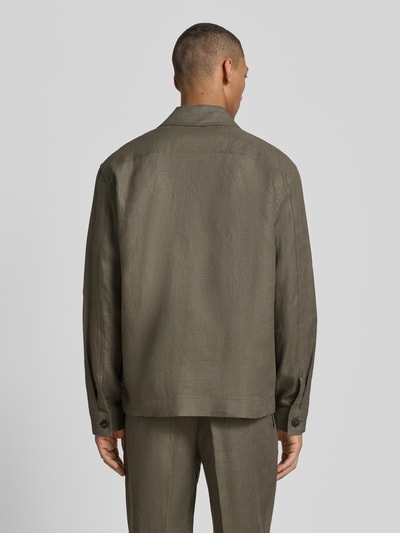 Männermodel trägt koszula wierzchnia Regular Fit Overshirt aus reinem Leinen Modell 'BAIRD' von SELECTED HOMME, efekt: jednolity kolor, krój regular fit, wykładany kołnierz, listwa guzikowa, długi rękaw, brustasza, nakładana boczna kieszeń, wykończenie materiału: tkanina, materiał: len; Ganzkörperansicht Rückansicht.