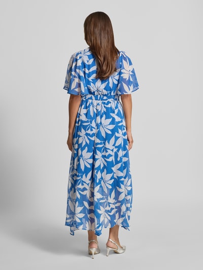 Vrouwenmodel draagt Tailliertes Chiffonkleid met all-over motief van s.Oliver RED LABEL, getailleerd, maxilengte, V-hals, grafisch, gebloemd, geraffineerde boordjes bij de taille, korte vlindermouwen, materiaalverwerking chiffon en crêpe, rugaanzicht volledige lichaamsopname.