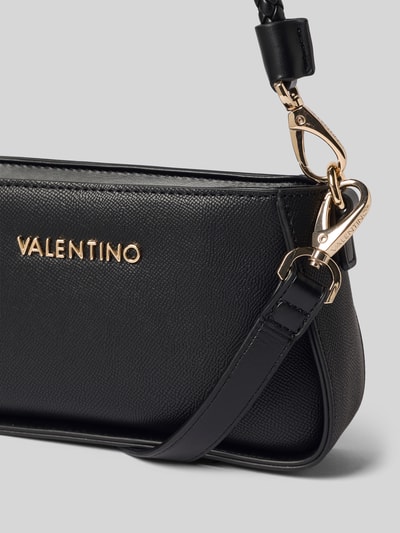 Produktfoto, Shoulder Bag mit Label-Detail Modell 'ERIS' von VALENTINO BAGS aus schwarzem Leder, goldene Details, Reißverschluss und abnehmbarer Schulterriemen, feine Narbung und strukturierte Oberfläche, kurzes Zopfmuster am Trageriemen, Detailaufnahme, jede Information zum Produktdesign im Kontext integriert.