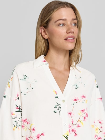 Vrouwenmodel draagt Relaxed Fit blouse uit mix van viscose en linnen model 'Lavisco' van FREE/QUENT, all-over look met overhemdkraag, V-hals en 3/4-mouw, opdruk bloemen en vlinders, context: dames blouse, ruglengte maat S 67 cm, mouwlengte maat S 30 cm, Nahaufnahme bovenlichaam.