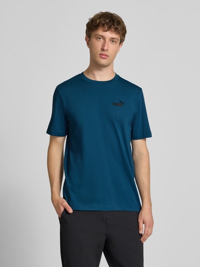 Männermodel trägt Regular Fit T-Shirt mit Logo-Stitching von PUMA PERFORMANCE in Blau, Reine Baumwolle, Rundhalsausschnitt, Ganzkörperansicht von vorne, Rückenlänge bei Größe M 67 cm.