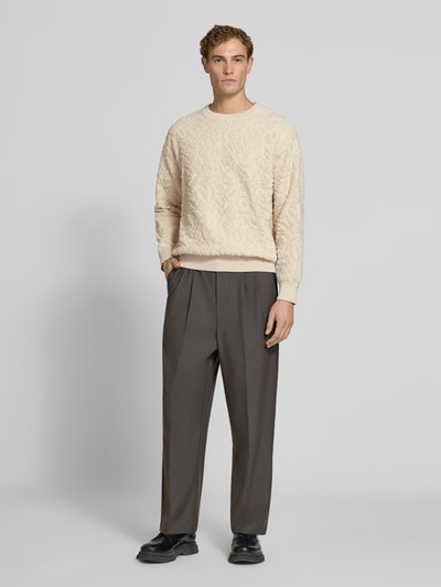 Männermodel trägt Regular Fit Pullover mit Woll-Anteil Modell 'sweatio' von Matinique, imitacja dzianiny, fakturowany wzór, okrągły dekolt, mieszanka bawełny, elastyczne wykończenia, długość tyłu 73 cm, długość rękawów 61 cm, ganzkörperansicht von vorne.