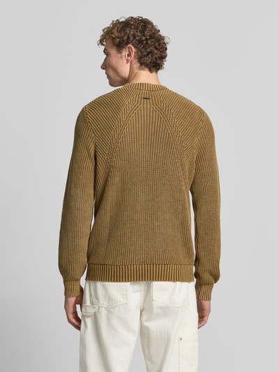 Męski model nosi sweter z dzianiny z prążkowanymi wykończeniami Strickpullover mit gerippten Abschlüssen von Antony Morato, bawełna, krój regular fit, Długość tyłu w rozmiarze M: 70 cm, Długość rękawów w rozmiarze M: 69 cm, widok całej sylwetki od tyłu