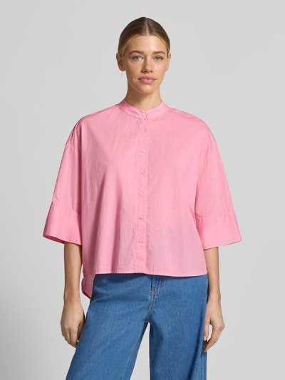 Frauenmodel trägt Boxy Fit Bluse mit Stehkragen und 3/4-Arm von Emily Van den Bergh aus Reine Baumwolle, Knopfleiste, Ganzkörperansicht von vorne.