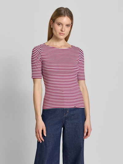 Frauenmodel trägt T-Shirt mit U-Boot-Ausschnitt und Label-Detail von Zero im Baumwoll-Mix mit Stretch-Anteil, gerader Schnitt, 3/4-Arm, weiß-rot gestreift, Rückenlänge bei Größe 36: 56 cm, Ganzkörperansicht von vorne.