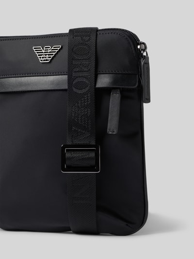 Produktfoto, schwarze Umhängetasche mit Logo-Applikation von Emporio Armani, Reißverschlussfach, verstellbarer Schulterriemen, matte Oberfläche