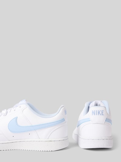 Produktfoto, Sneaker mit Perlenbesatz Modell 'Air Force 1' von Nike in Weiß mit hellblauen Details, abgerundete Form, Schnürverschluss, Label-Applikation, strukturierte Sohle, Absatzhöhe 3 cm, Schafthöhe 7 cm, Schaftweite 9 cm.